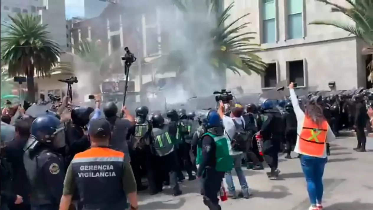 Mujeres marchan  para exigir despenalización del aborto; grupos lanzan bombas molotov