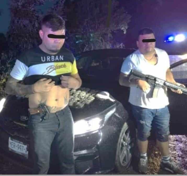 Capturan a dos sujetos con armas de fuego y carro robado