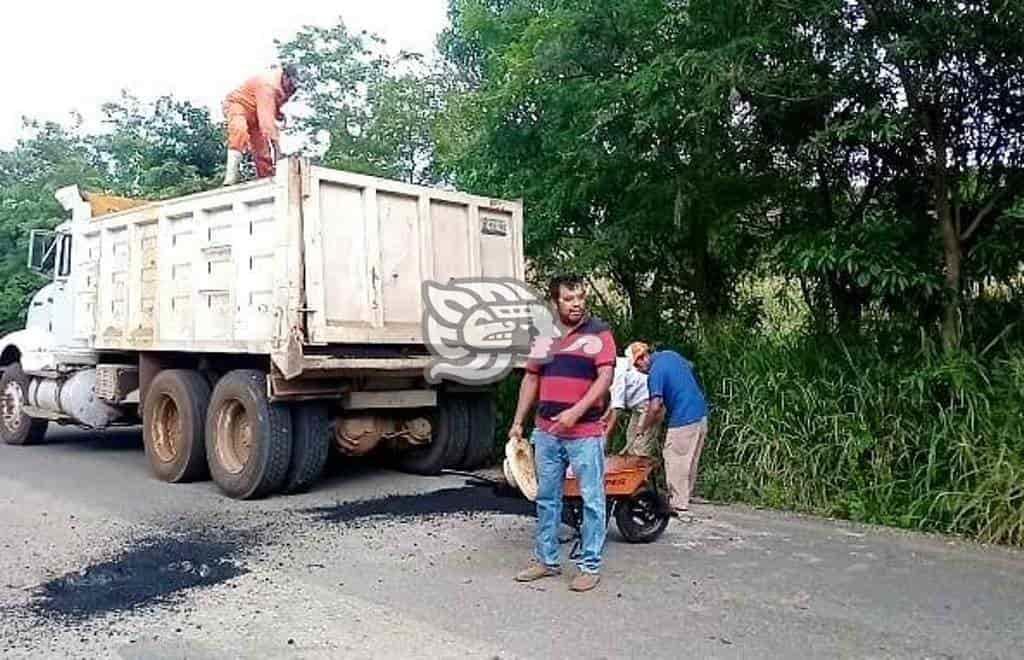 A puro bacheo “se la llevan” en carreteras de Pajapan