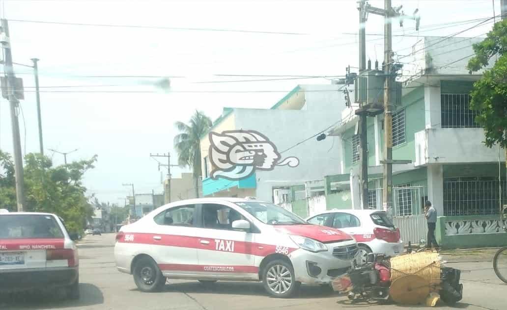 Bolillero resulta lesionado tras chocar contra taxi en Coatzacoalcos