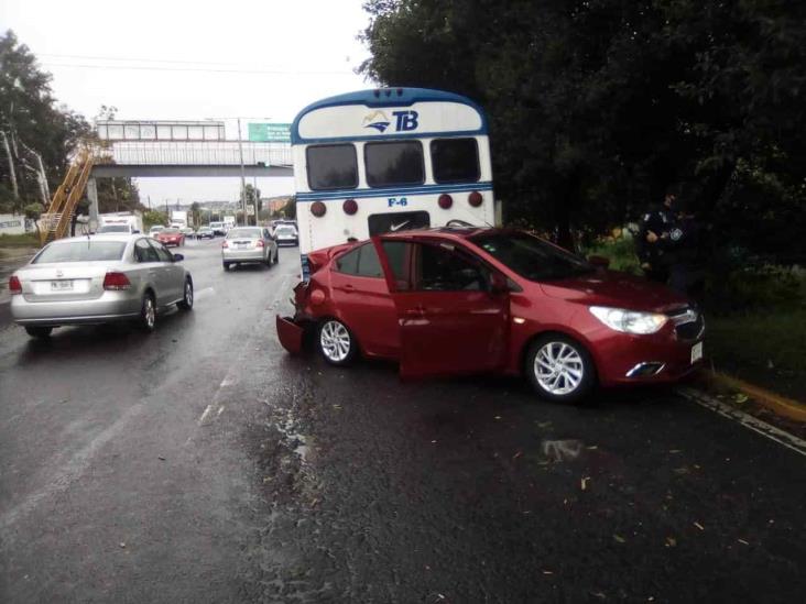 Se registra accidente entre autobús y vehículo en Xalapa; deja dos personas heridas