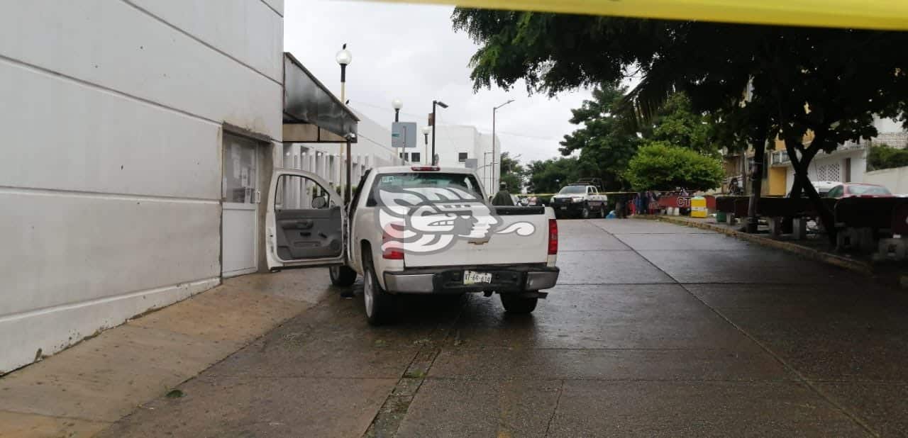 Baleados en taller de Mapachapa llegan al hospital de Coatzacoalcos