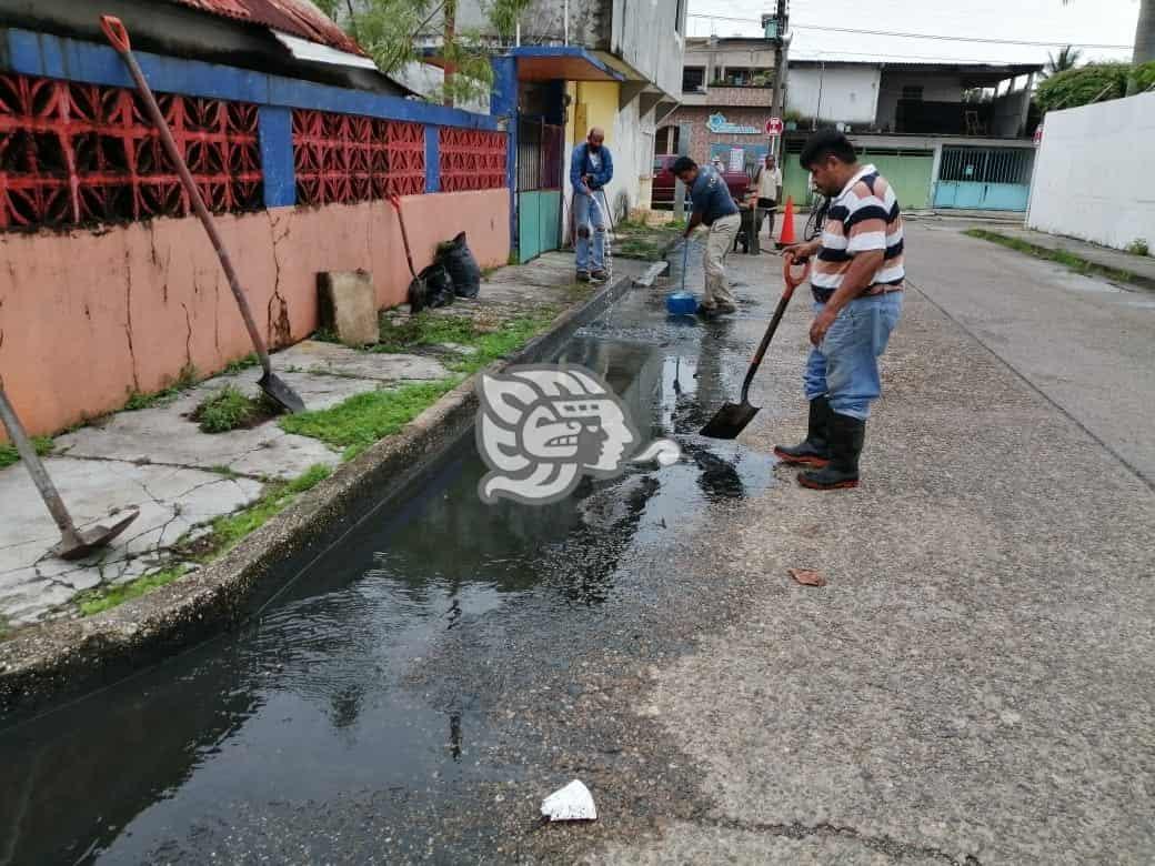 Desazolvan drenajes para evitar inundación de calles en Nanchital