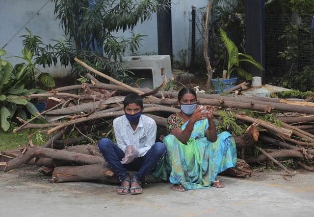 Reabre India escuelas, cines y albercas pese a rebrote de Covid