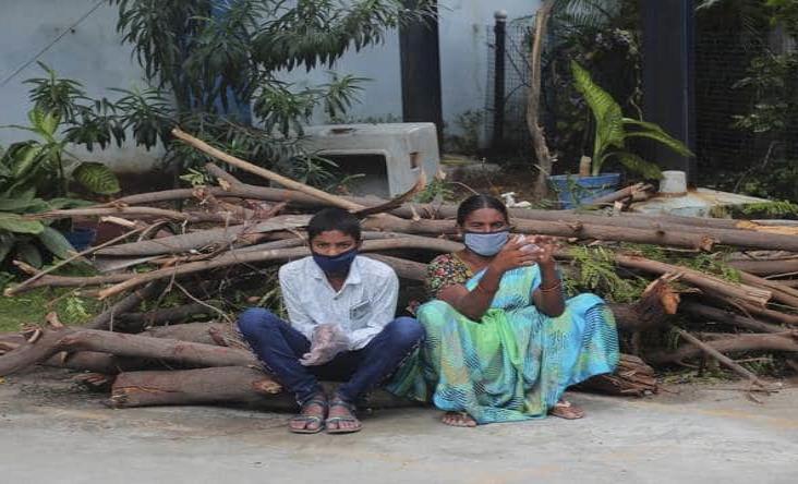 Reabre India escuelas, cines y albercas pese a rebrote de Covid