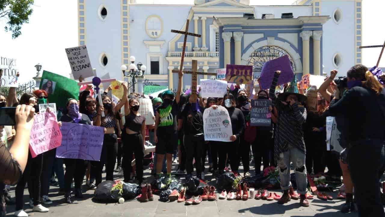 Evidencian a maestros y alumnos en tendedero de Córdoba