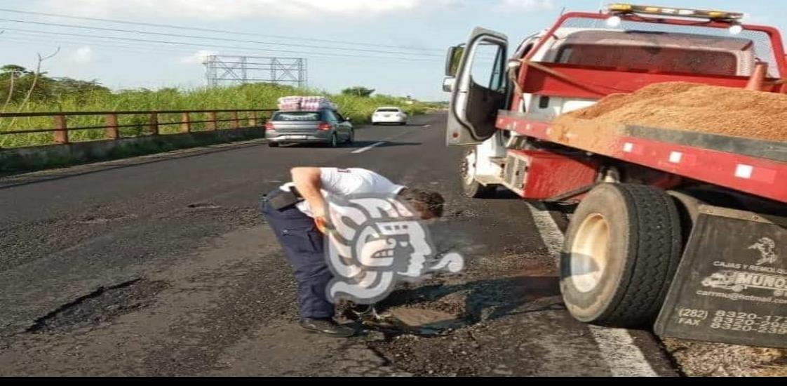 Tránsito rellenó baches en la carretera Coatzacoalcos-Minatitlán