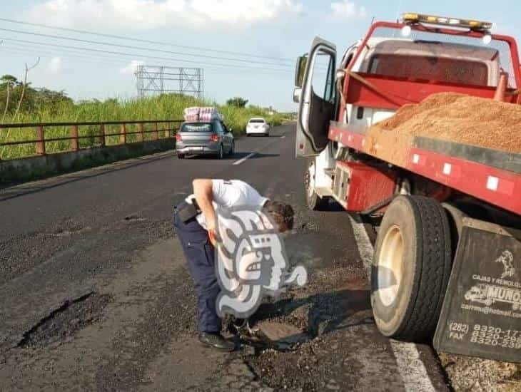 Tránsito rellenó baches en la carretera Coatzacoalcos-Minatitlán