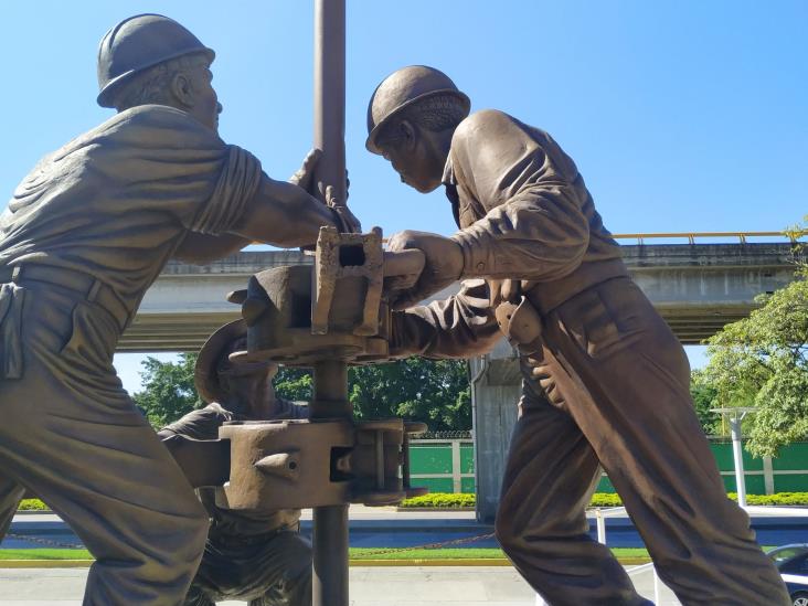 Roban piezas al monumento a los petroleros en Poza Rica