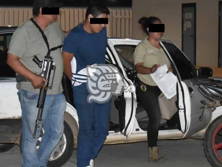 Policía Naval detiene a taxista con dosis de droga en Acayucan