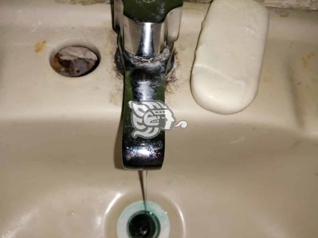 En unas colonias hace falta el agua y en otras la desperdician