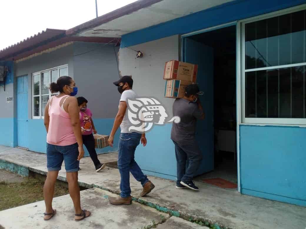 Distribuyen libros a alumnos de telesecundarias de Coatzacoalcos