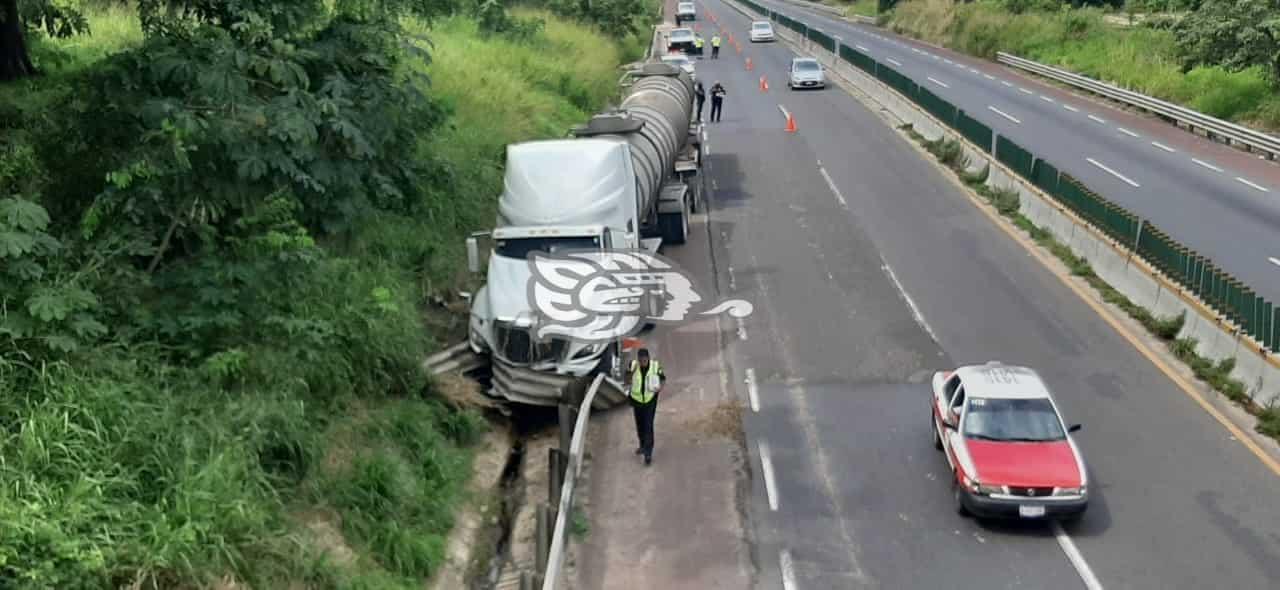 Tráiler se estampó contra muro metálico en autopista Cosolea-Nuevo Teapa