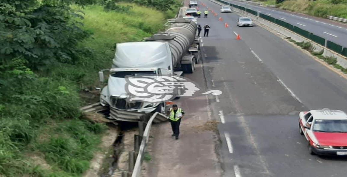 Tráiler se estampó contra muro metálico en autopista Cosolea-Nuevo Teapa