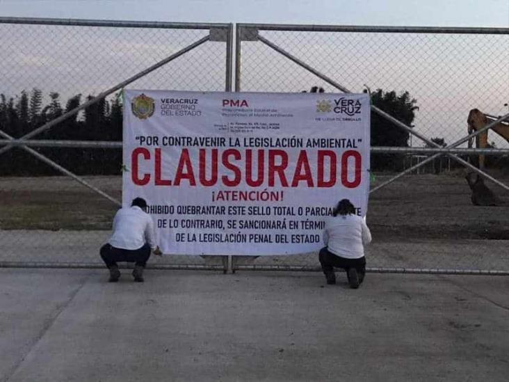 Por posible daño ambiental clausuran alcoholera de Atoyac