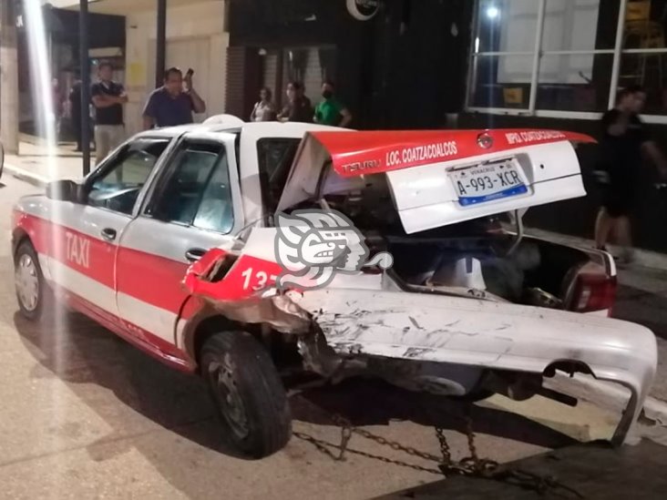 Por jugar carreritas choca contra taxi en Malecón de Coatza