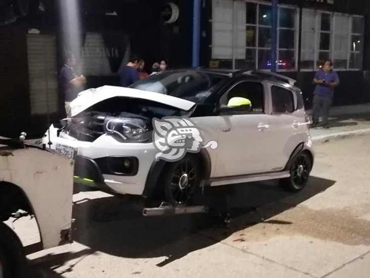 Por jugar carreritas choca contra taxi en Malecón de Coatza