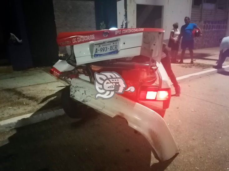 Por jugar carreritas choca contra taxi en Malecón de Coatza