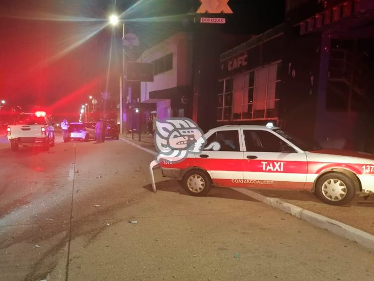 Por jugar carreritas choca contra taxi en Malecón de Coatza