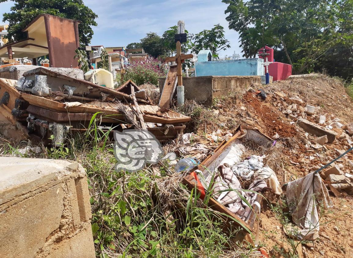 Panteón de Acayucan, foco de infección por ataúdes abandonados