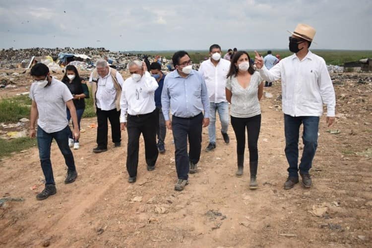 Entrega Víctor Carranza plan de clausura para basurero de Las Matas