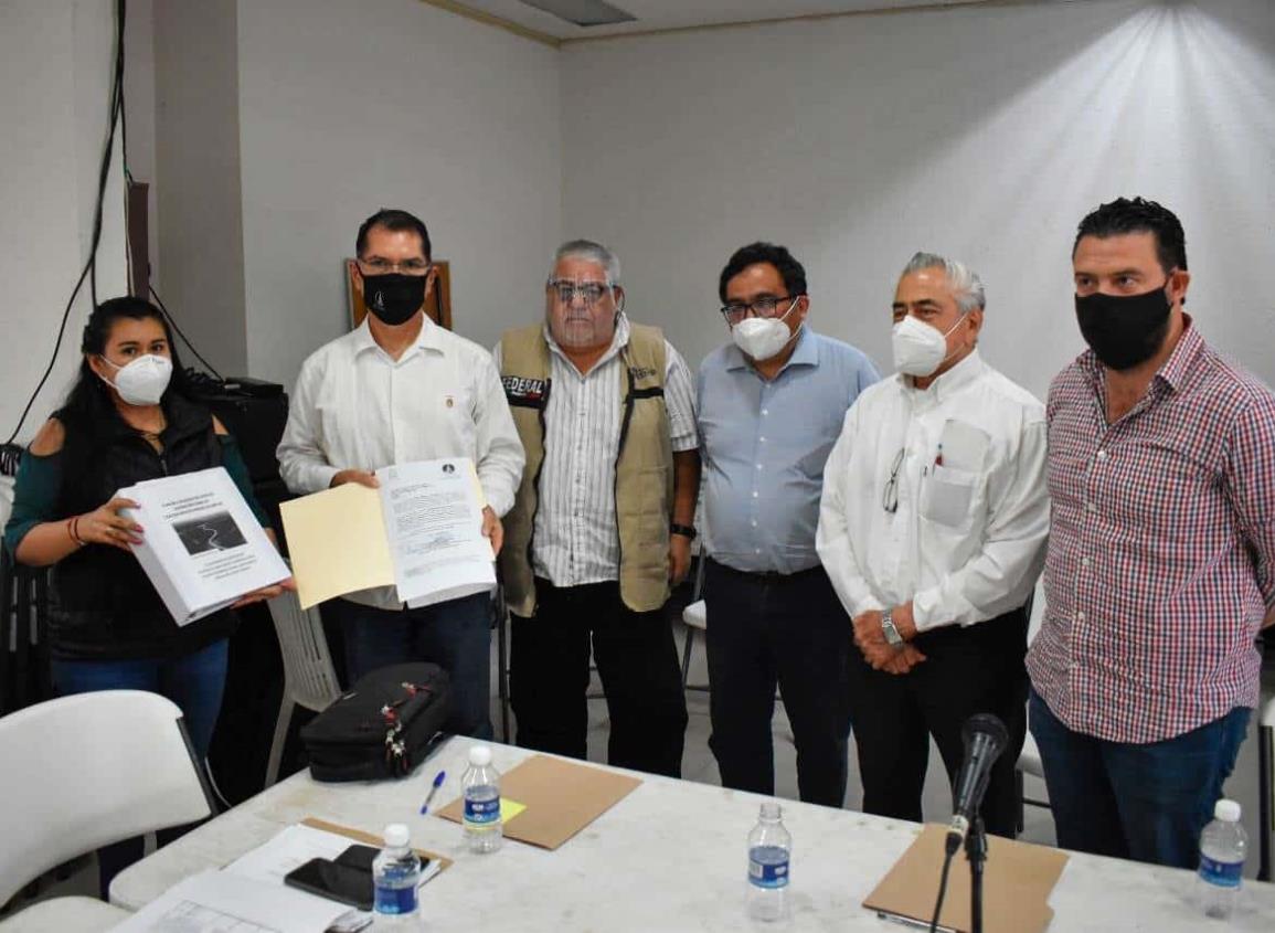 Entrega Víctor Carranza plan de clausura para basurero de Las Matas