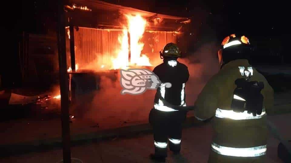 Se incendia puesto de antojitos en fraccionamiento Puerto Esmeralda