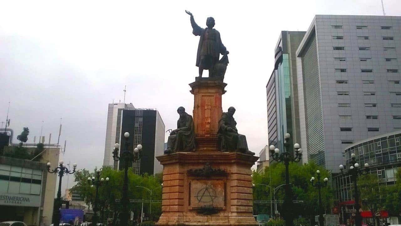 Retiro de estatua de Cristóbal Colón en Reforma, por restauración: AMLO