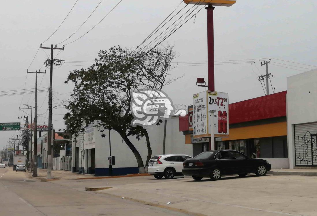 Trío de hampones consuman asalto a Oxxo en Coatzacoalcos