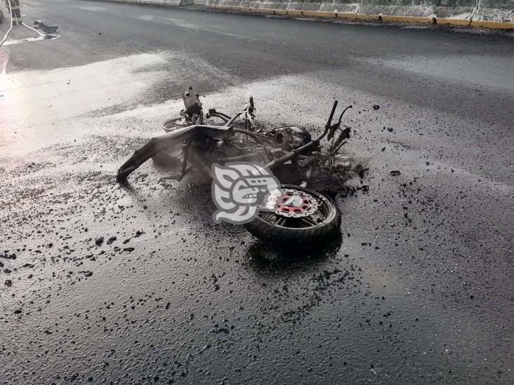 Motocicleta se incendia tras choque en tramo Acayucan-Isla