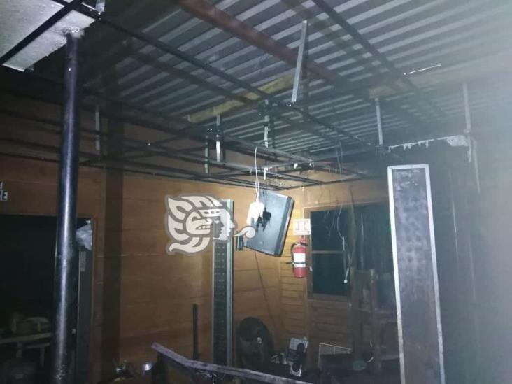 Lanzan bomba molotov y se incendia restaurante en Coatzacoalcos