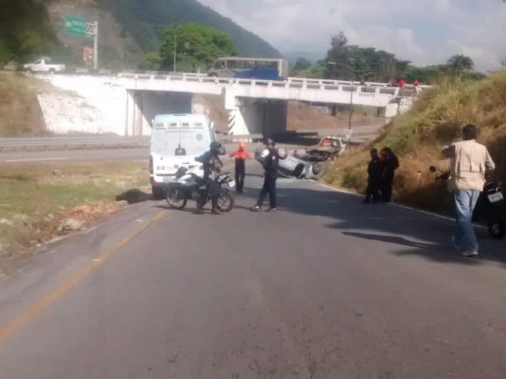 Vuelca Jetta en Libramiento de Escamela