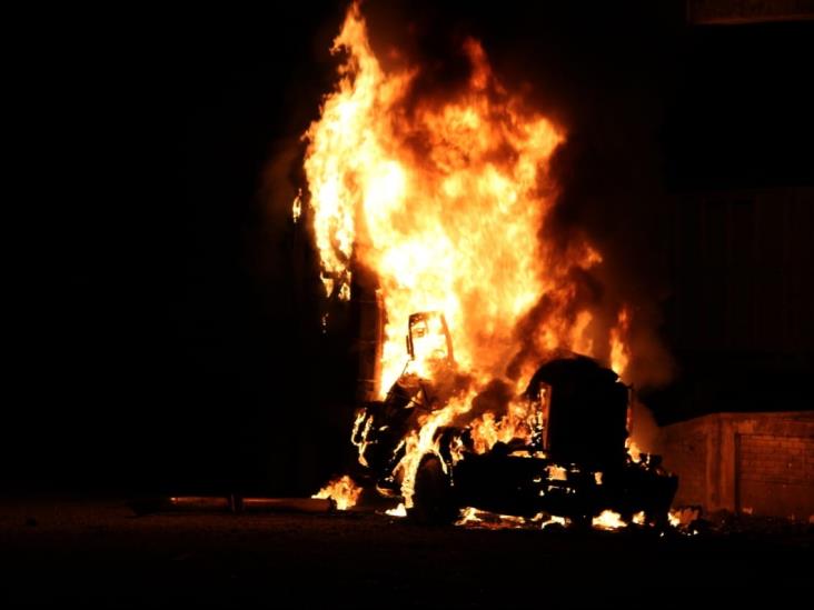 Se incendia tracto camión en Martínez de la Torre