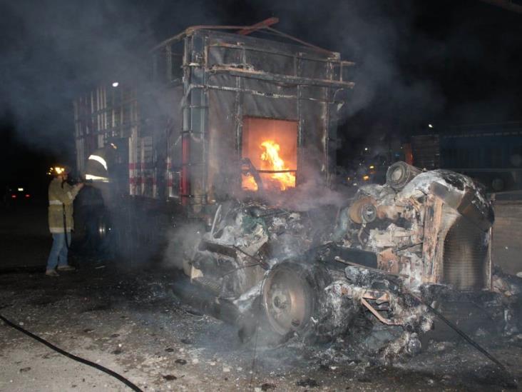 Se incendia tracto camión en Martínez de la Torre