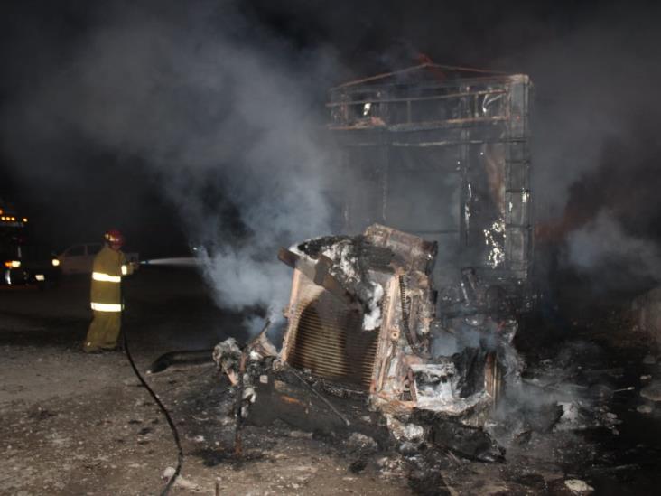 Se incendia tracto camión en Martínez de la Torre