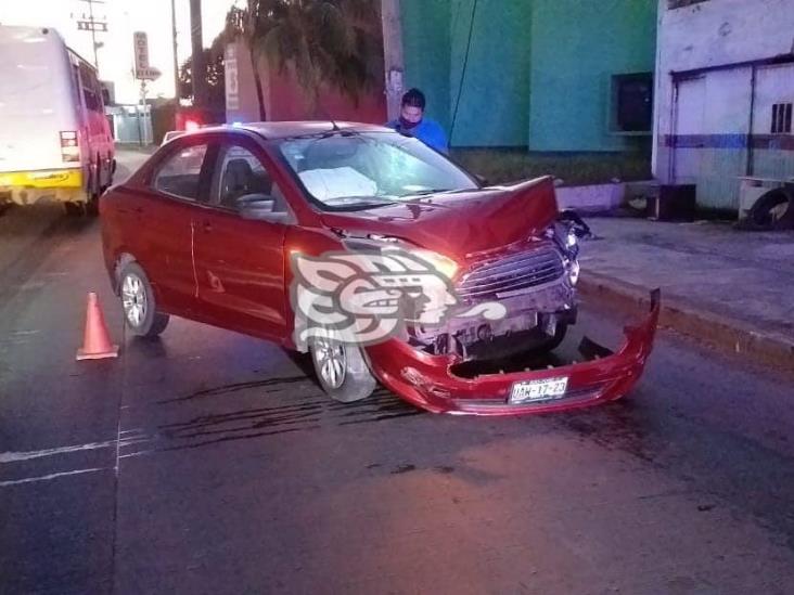 Mujer pierde el control de vehículo e impactando contra muro