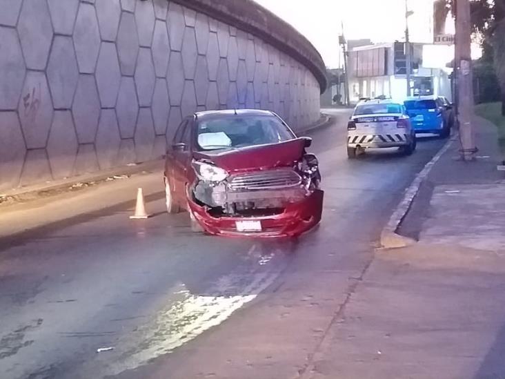 Mujer pierde el control de vehículo e impactando contra muro