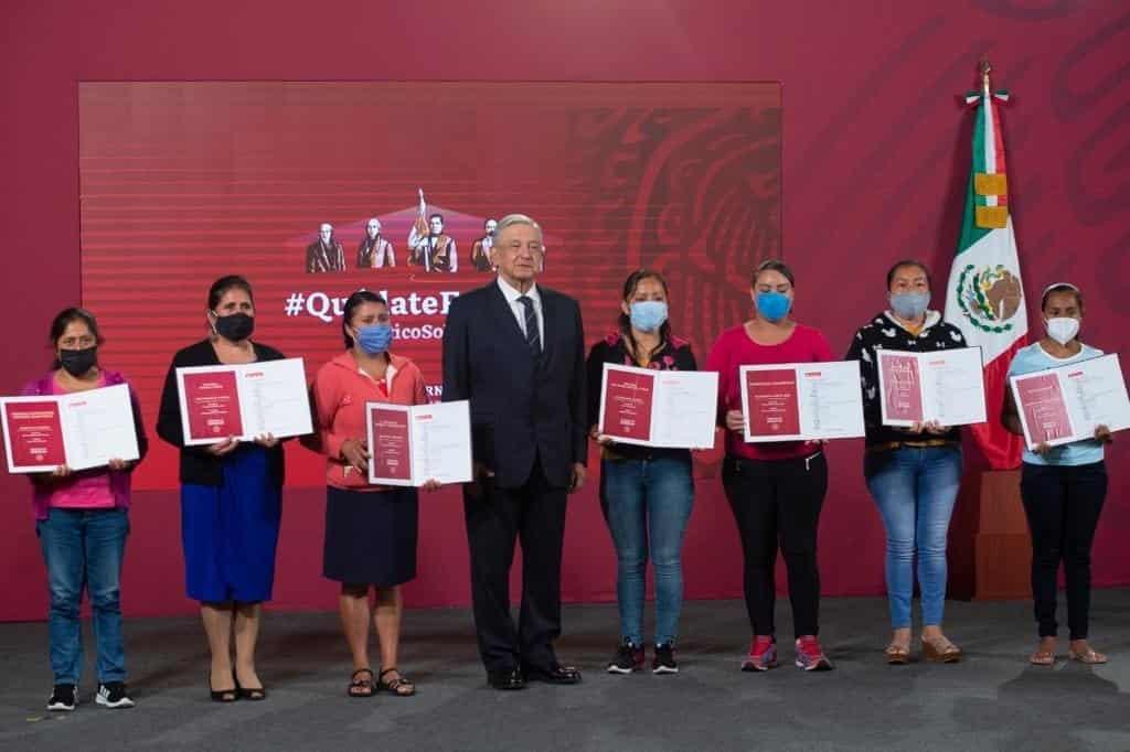 Entrega Indep premios a escuelas sorteadas de la rifa del avión