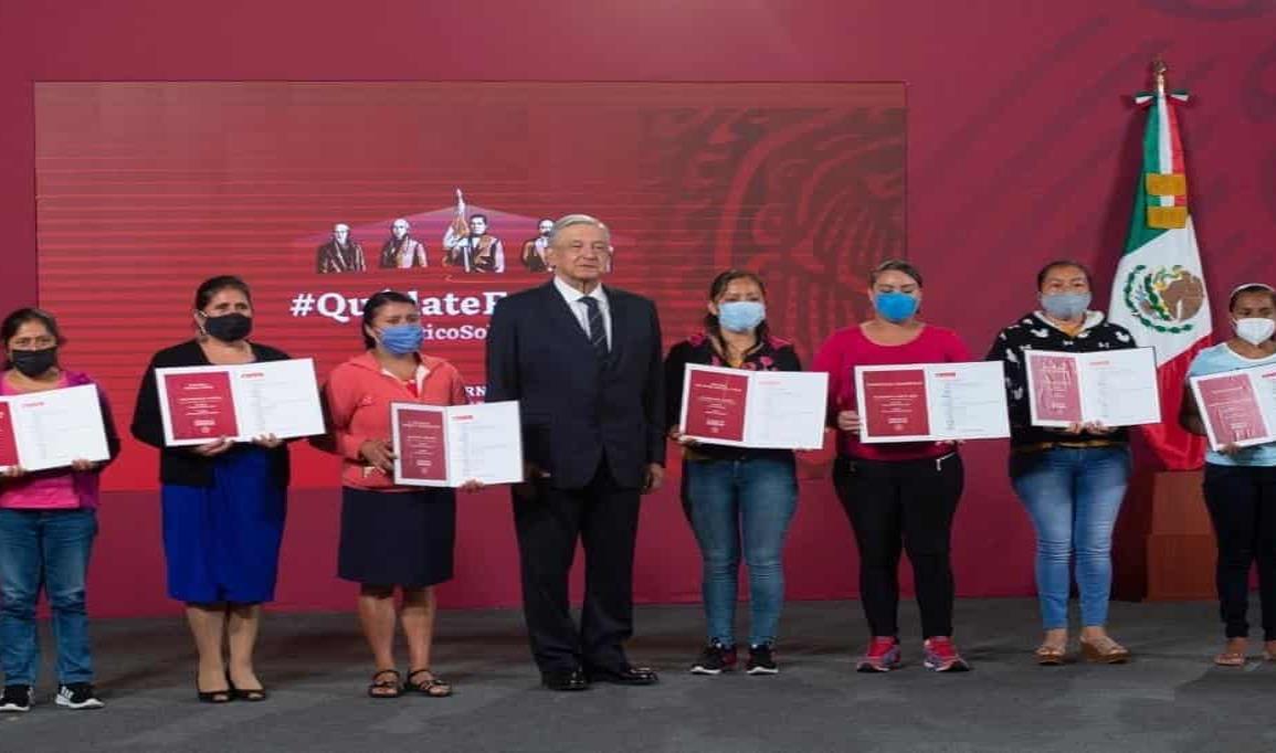 Entrega Indep premios a escuelas sorteadas de la rifa del avión