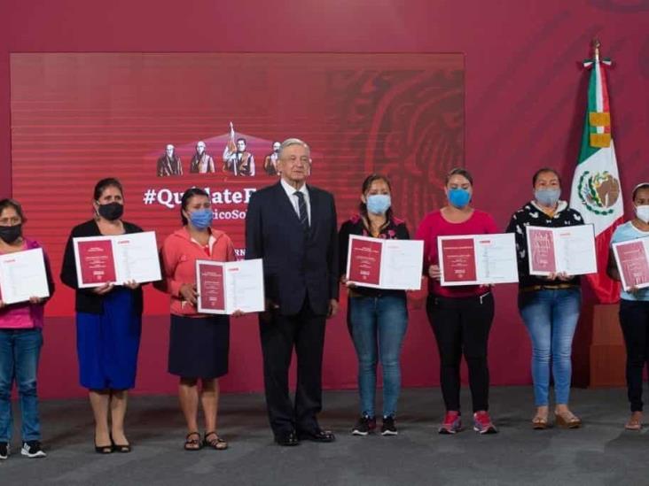 Entrega Indep premios a escuelas sorteadas de la rifa del avión