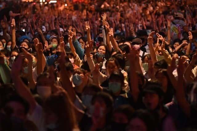 Policía tailandesa usa cañones de agua para dispersar manifestantes