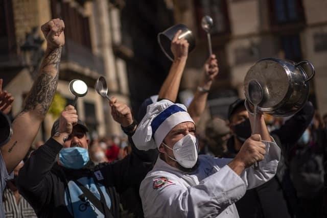 Cocineros y meseros protestan en Barcelona contra cierre de bares