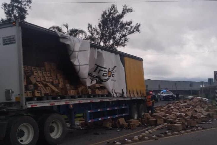 Se le cae la carga a tráiler en Huiloapan