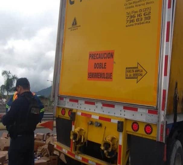 Se le cae la carga a tráiler en Huiloapan