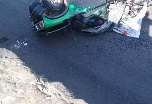 Vuelca camioneta en carretera Coatepec-Las Trancas