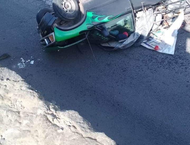 Vuelca camioneta en carretera Coatepec-Las Trancas