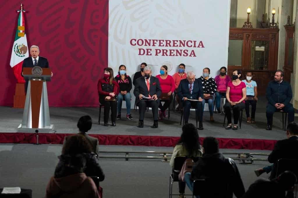 Reciben escuelas de Veracruz premios de la ‘rifa’ del avión