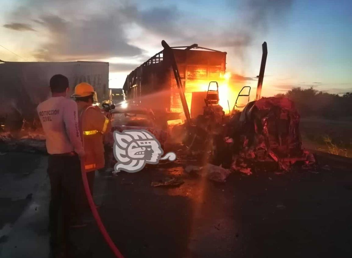 Se incendian dos tráiler y un particular en la Villahermosa-Coatzacoalcos