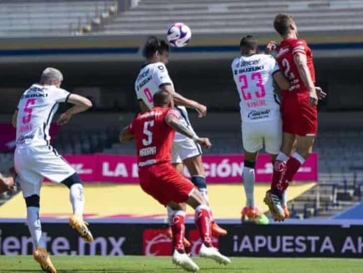 Pumas aprovechó autogol de García y venció a Toluca