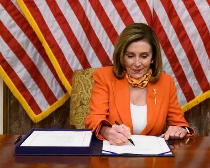 Pelosi confía lograr paquete de ayuda por Covid antes de elecciones